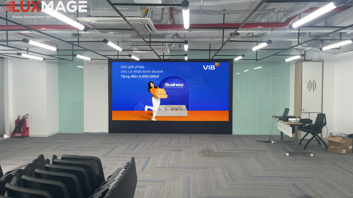 Màn hình LED COB lắp đặt tại phòng họp Ngân hàng VIB, hiển thị báo cáo tài chính chi tiết.