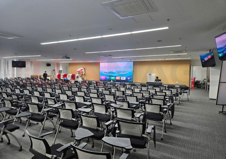 Hình ảnh ứng dụng màn hình LED COB trong phòng họp công nghệ cao.