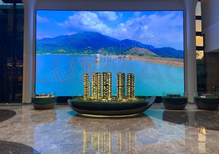Màn hình LED COB phục vụ trình chiếu thông tin tại showroom hiện đại.