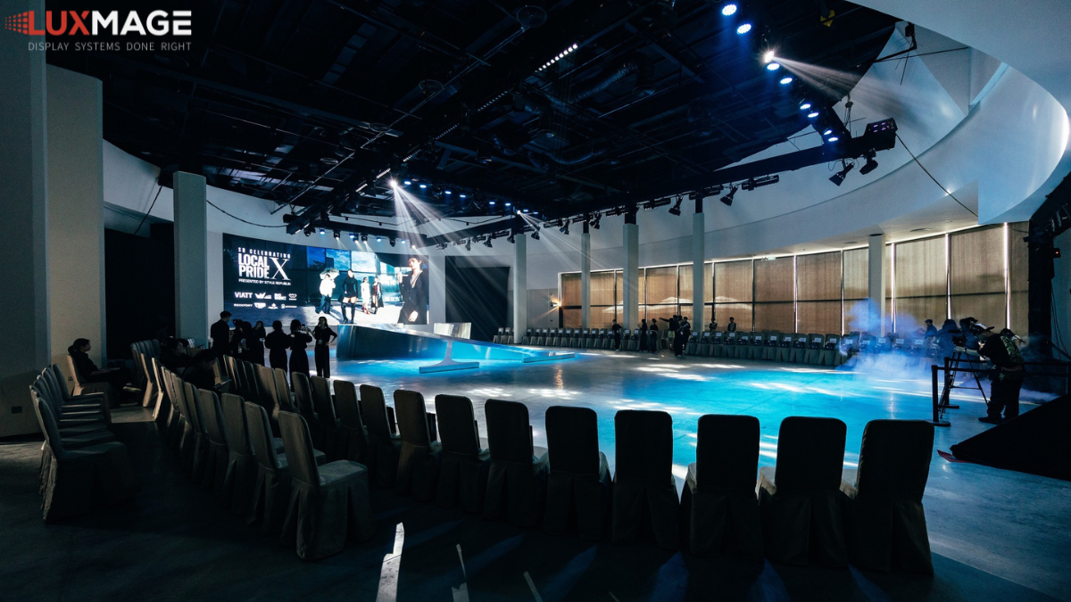 Linh hoạt thiết kế sân khấu với màn hình LED cong