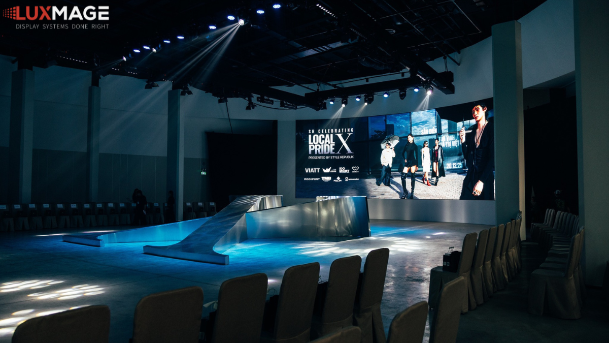 Tạo lợi thế cạnh tranh nhờ màn hình LED cong sân khấu