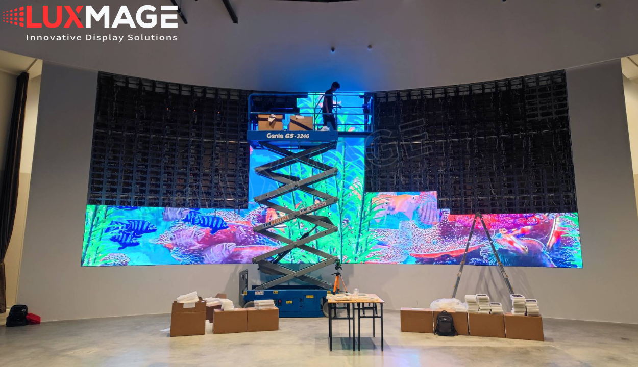 Kỹ thuật viên tinh chỉnh độ cong tại từng điểm kết nối.