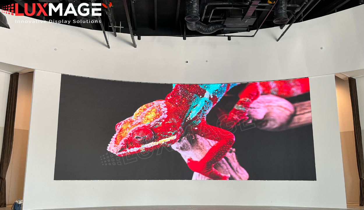 Hoà phối ánh sáng – LED cong kết hợp cùng hệ thống sân khấu.