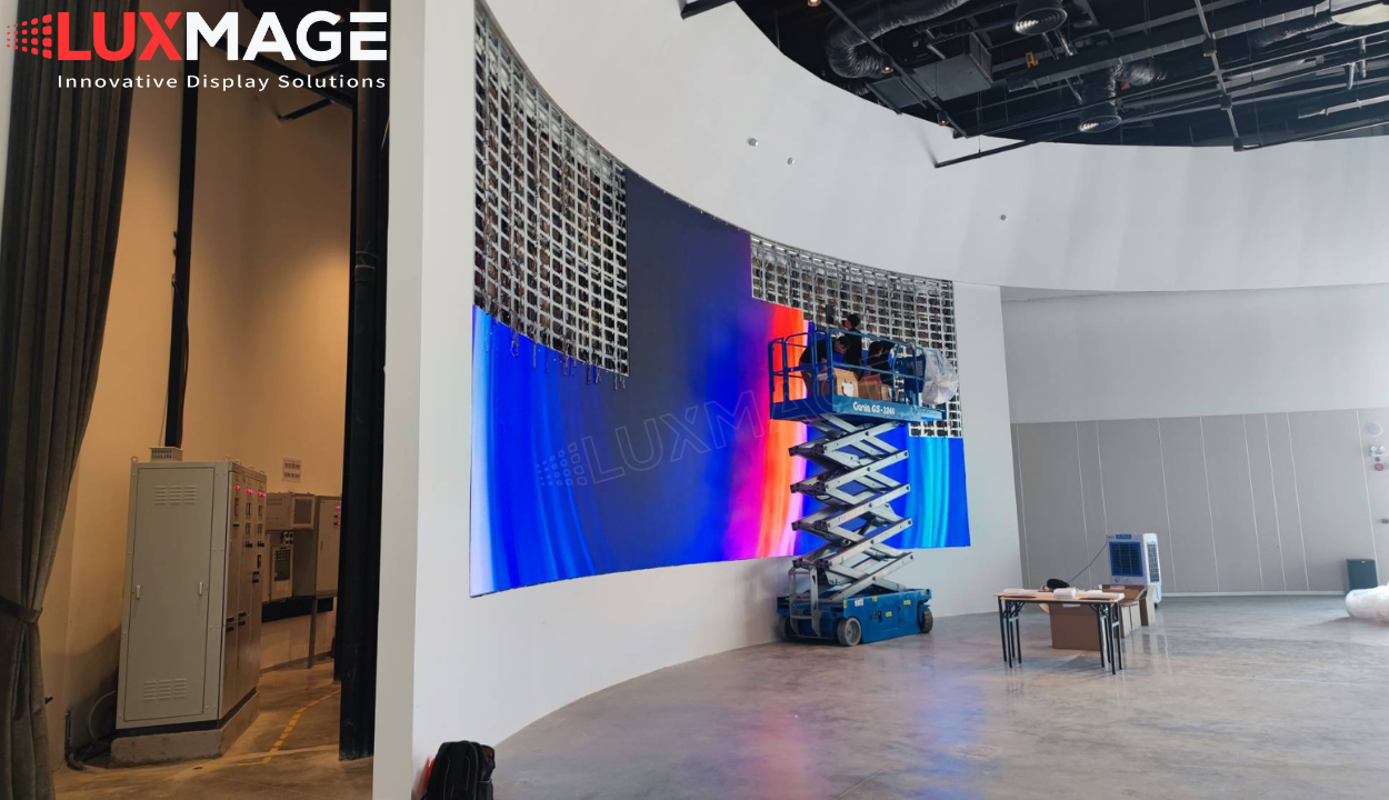 Kết cấu module LED thế hệ mới giúp chuyển đổi độ cong mượt mà.