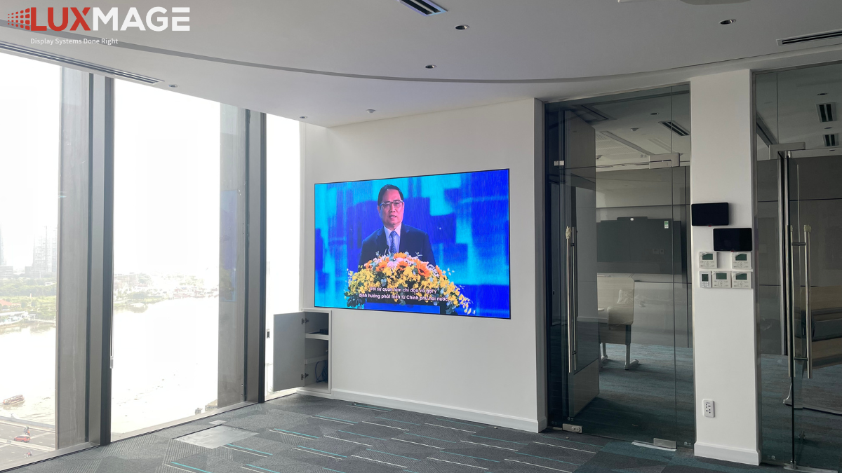 So với máy chiếu truyền thống, màn hình LED mang lại khả năng hiển thị rõ ràng trong mọi điều kiện ánh sáng.