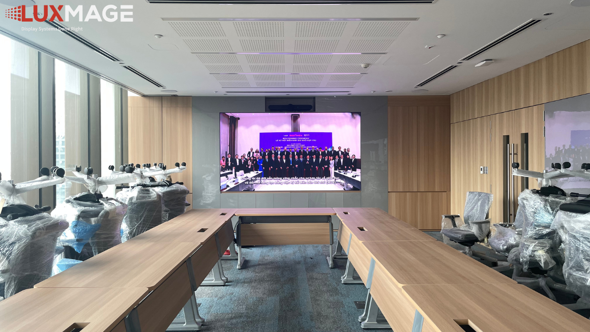 Màn hình LED phòng họp không còn chỉ để trình chiếu, mà trở thành công cụ hỗ trợ phân tích và ra quyết định.