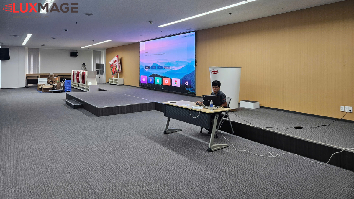 Màn hình LED hội nghị mang lại hình ảnh liền mạch, dễ quan sát từ nhiều vị trí trong hội trường.