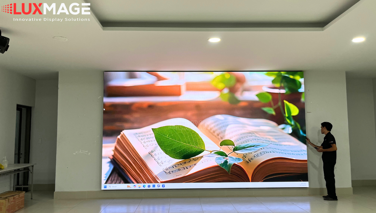 Toàn cảnh hội trường Trường Quốc tế Quận 7 sau khi lắp đặt màn hình LED hội nghị