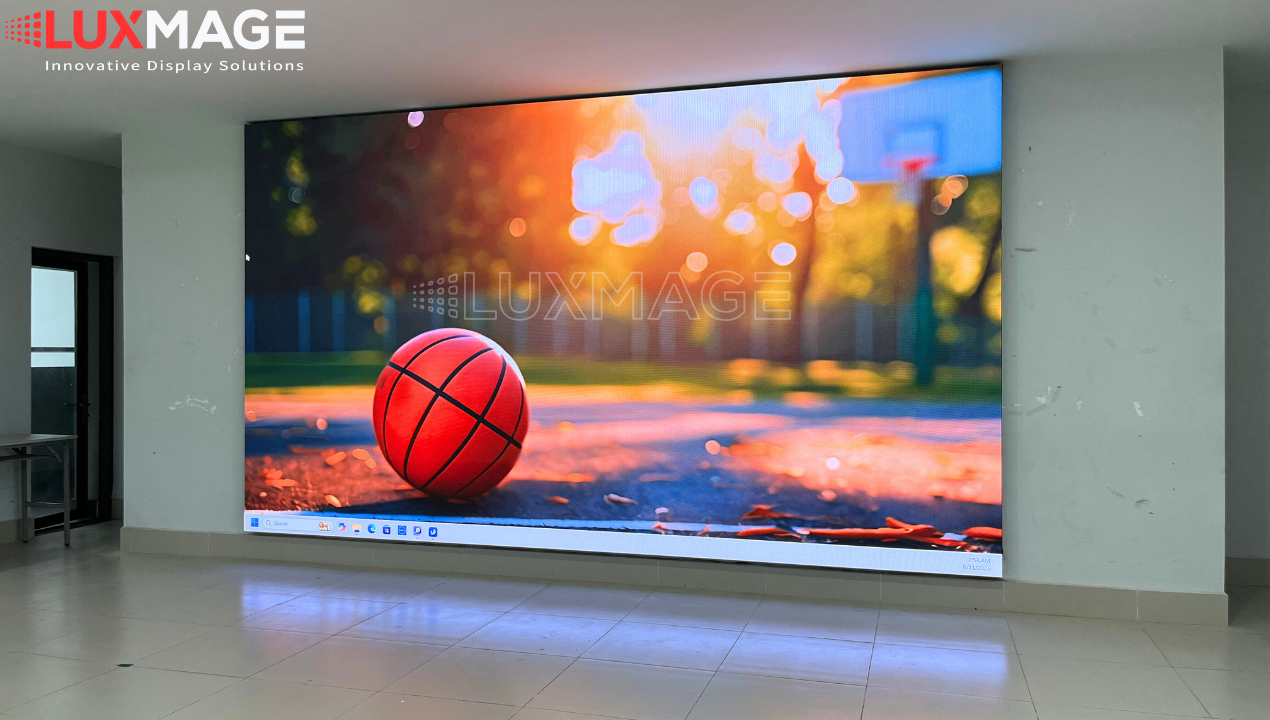 Toàn cảnh hội trường Trường Quốc tế Quận 7 sau khi lắp đặt màn hình LED hội nghị