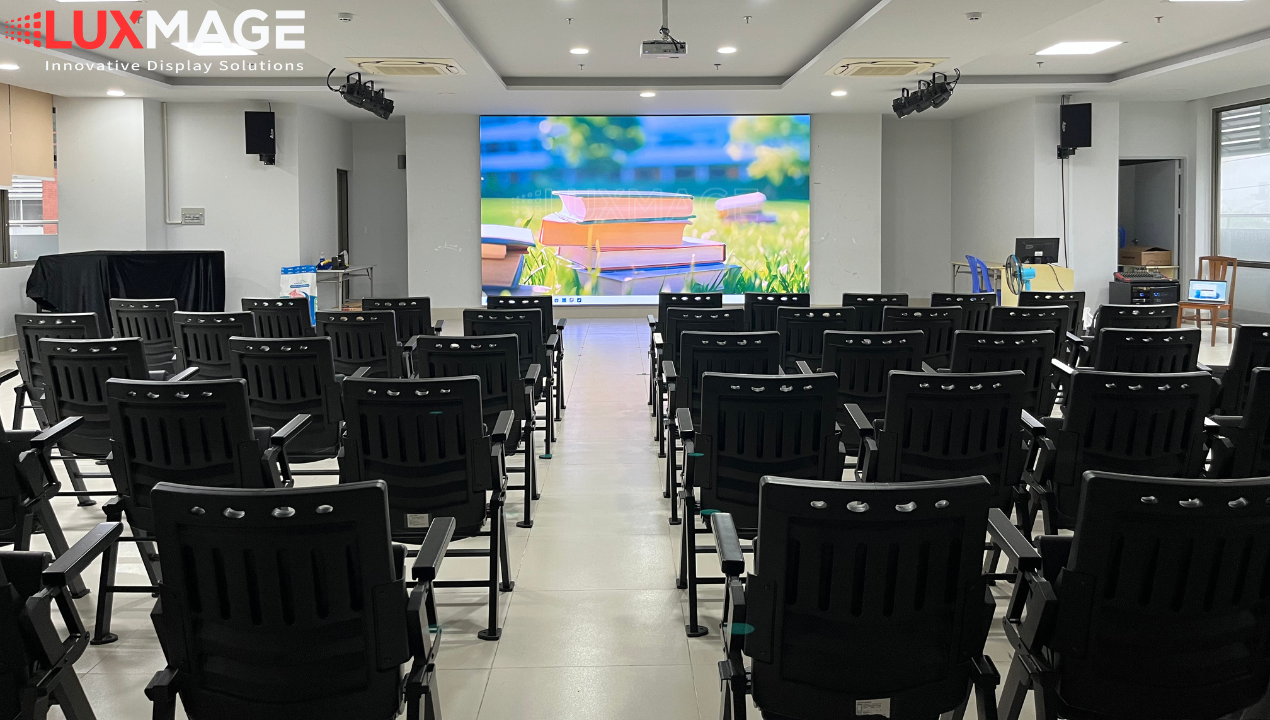 Toàn cảnh hội trường Trường Quốc tế Quận 7 sau khi lắp đặt màn hình LED hội nghị