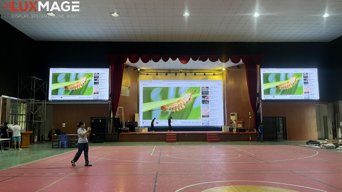 So sánh chất lượng hiển thị giữa màn hình LED và máy chiếu trong hội trường
