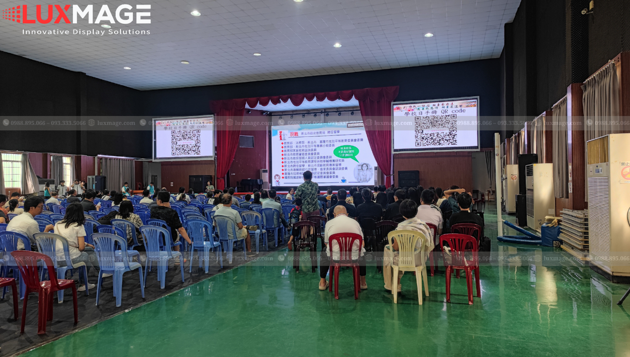 Kỹ thuật viên căn chỉnh màu LED trong hội trường