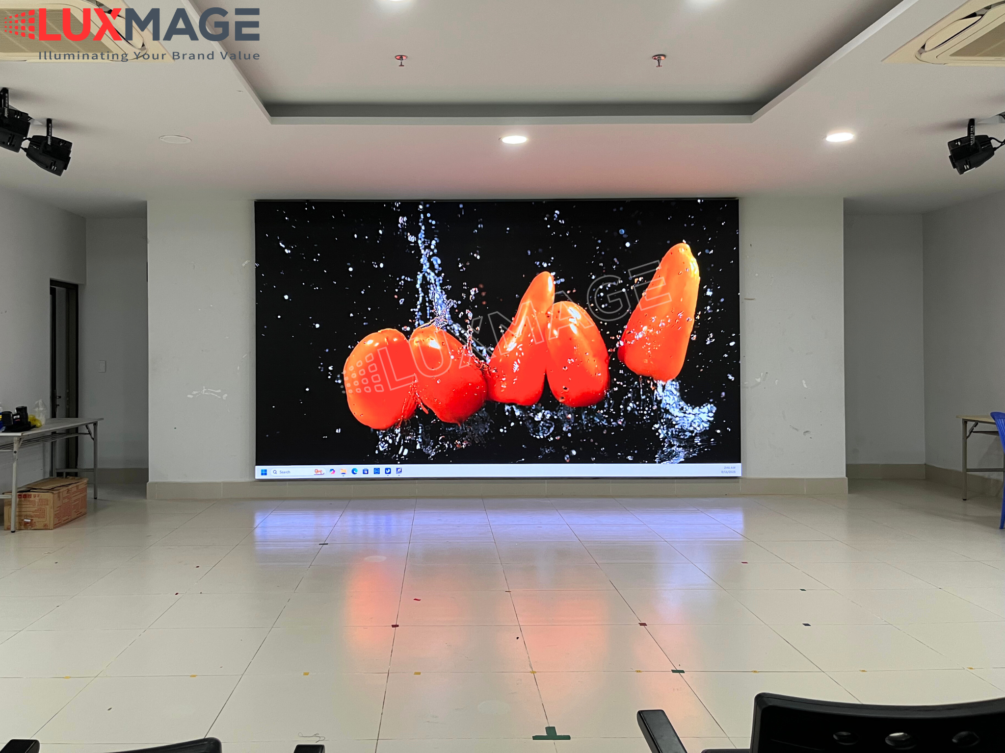 màn hình LED trường học giúp minh họa các môn học như Toán, Lý, Hóa, Sinh bằng hình ảnh, video trực quan