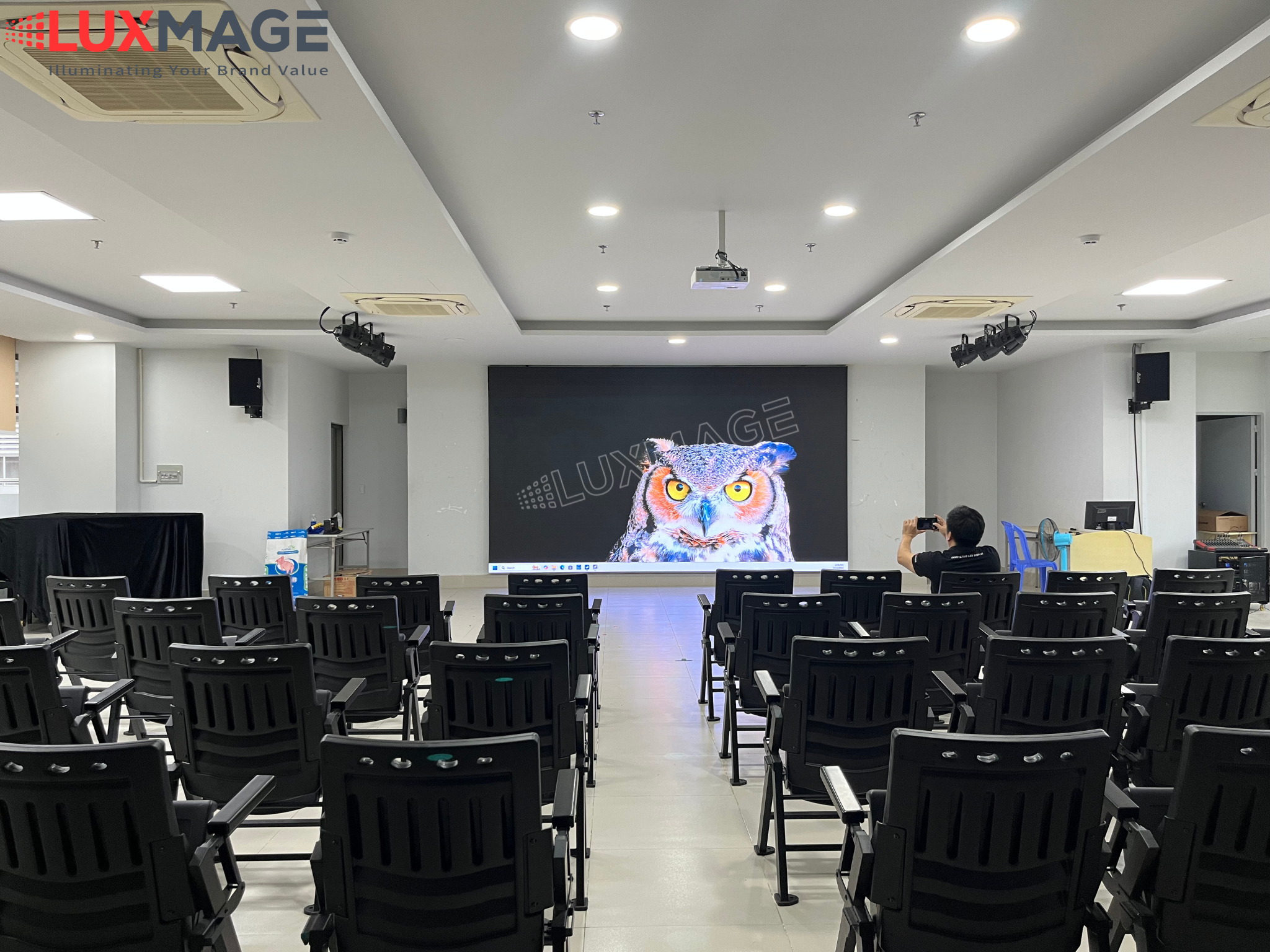 màn hình LED phòng học kỹ thuật số hóa
