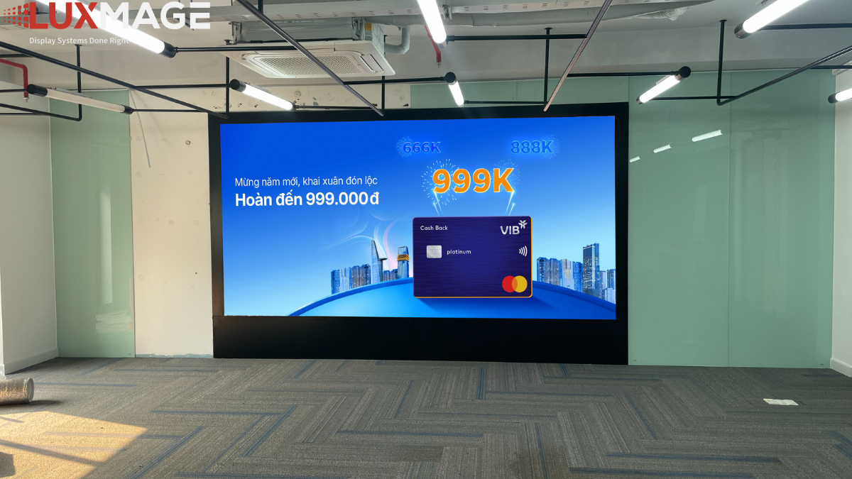 Phòng họp sau khi lắp màn hình LED hiển thị rõ nội dung hình ảnh hiển thị 