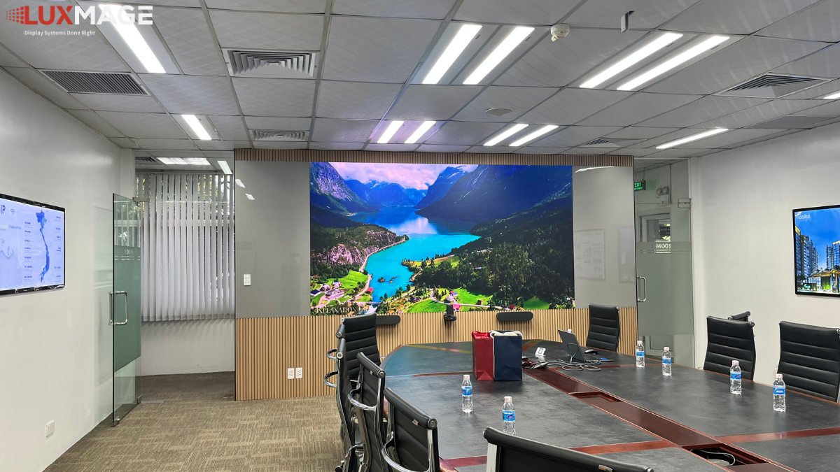 Màn hình LED phòng họp giúp trình bày dữ liệu và báo cáo với kích thước lớn, dễ theo dõi.
