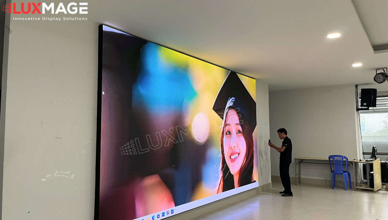 Màn hình LED có độ sáng cao, hiển thị rõ ràng ngay cả khi bật toàn bộ hệ thống đèn.
