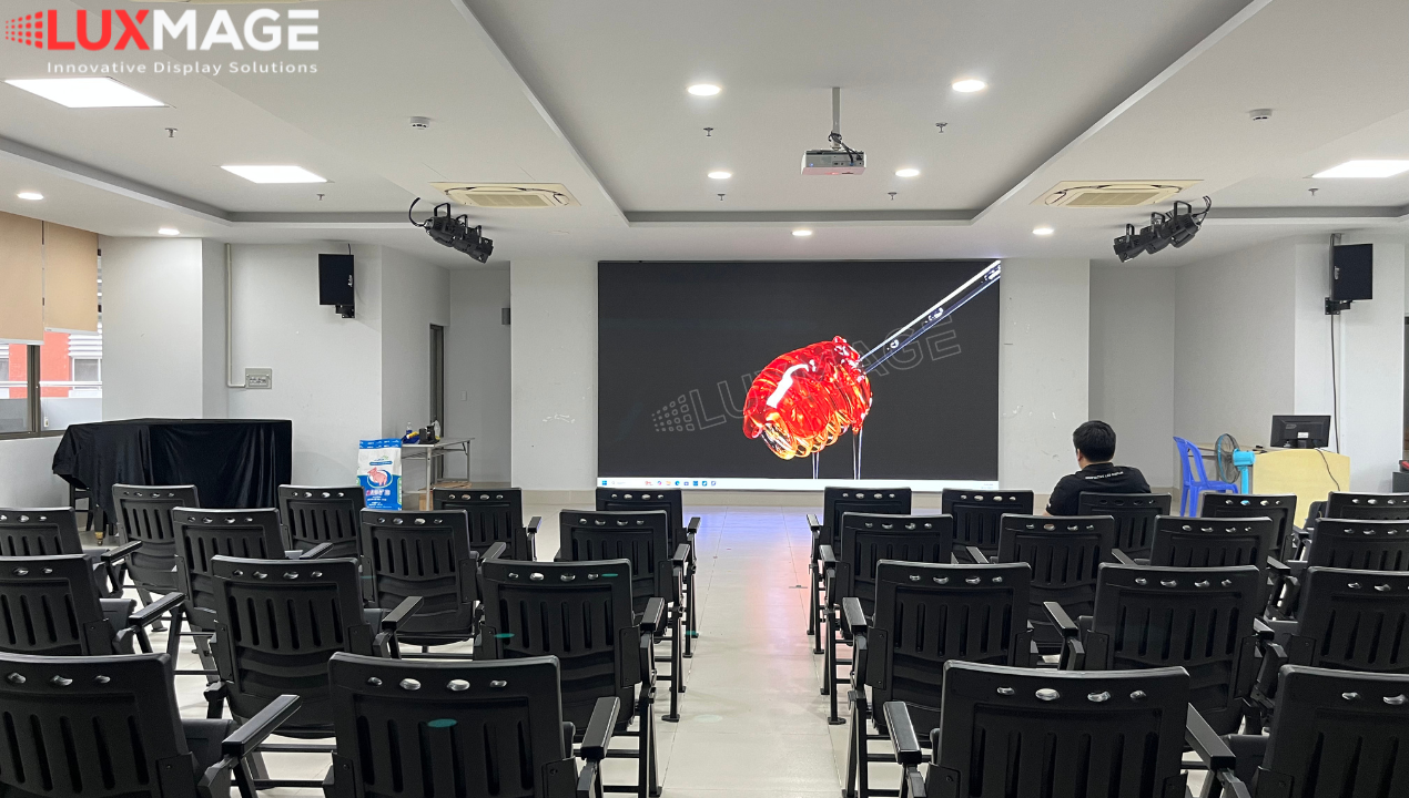 Màn hình LED có độ sáng cao, hiển thị rõ ràng ngay cả khi bật toàn bộ hệ thống đèn.