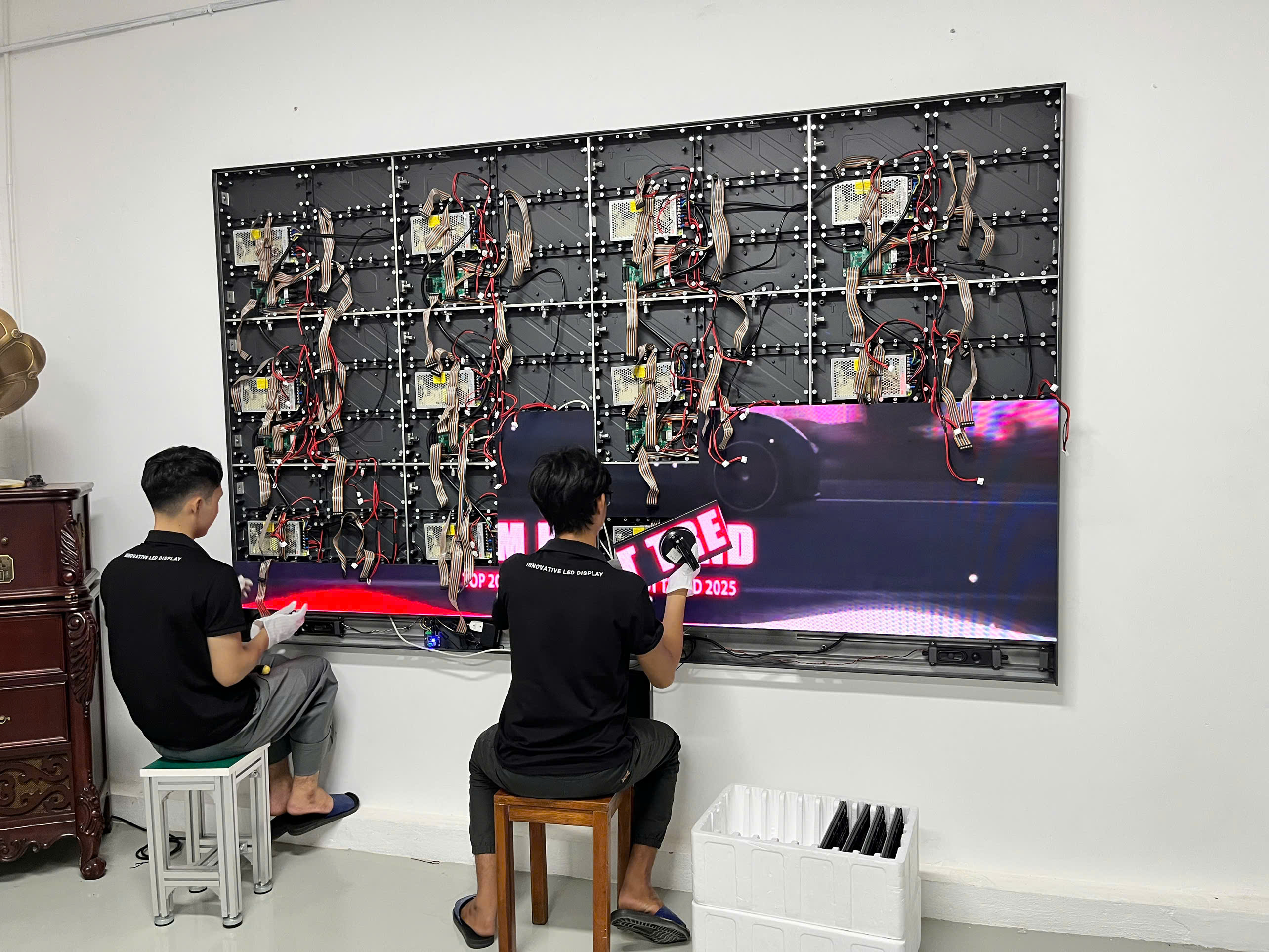 Quy trình lắp đặt màn hình LED phòng họp 