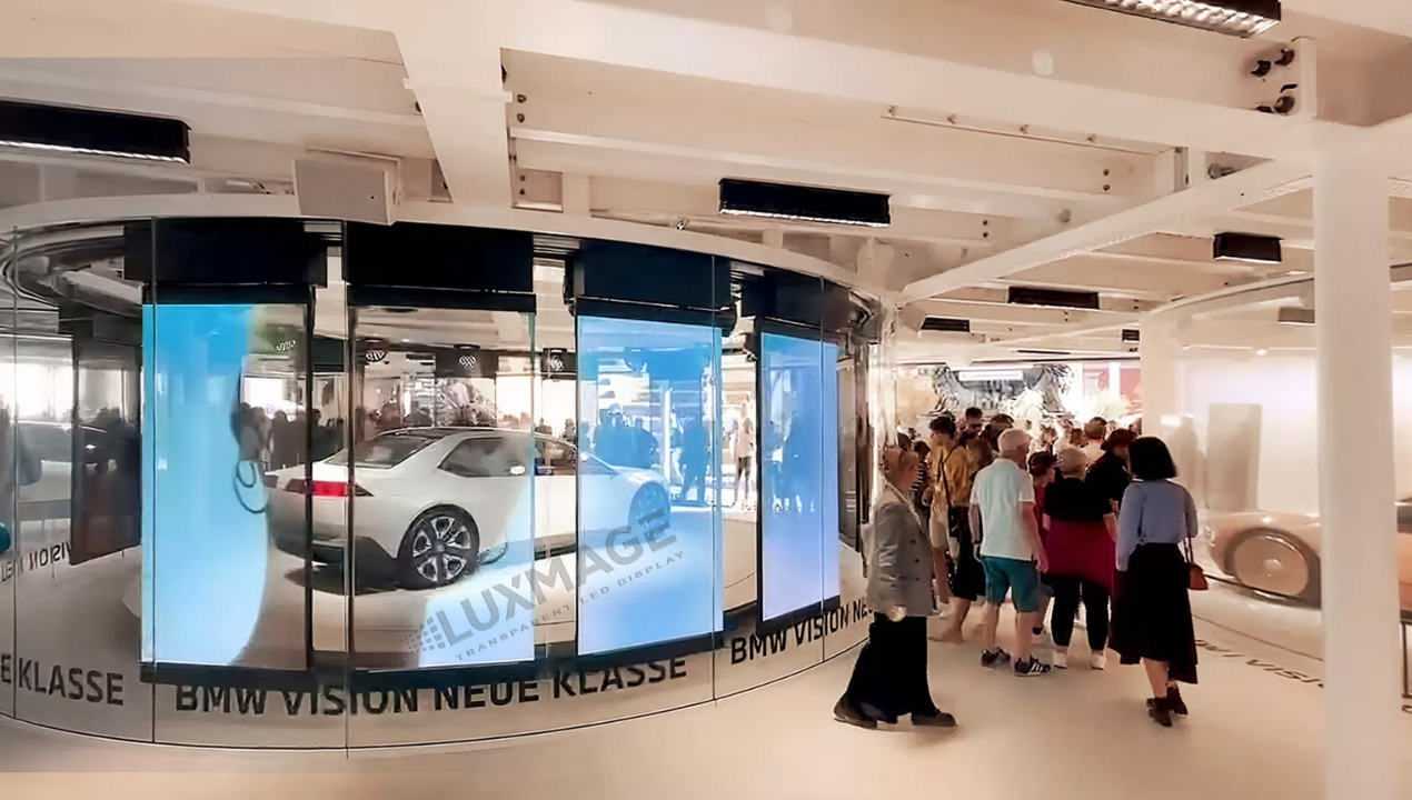 Màn hình LED poster trong suốt hiển thị rõ hình ảnh nội dung được trình chiếu