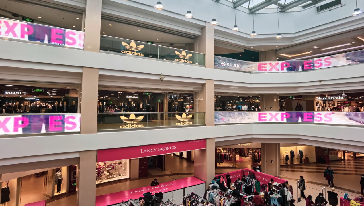 Màn hình LED poster trong suốt hiển thị rõ hình ảnh nội dung được trình chiếu