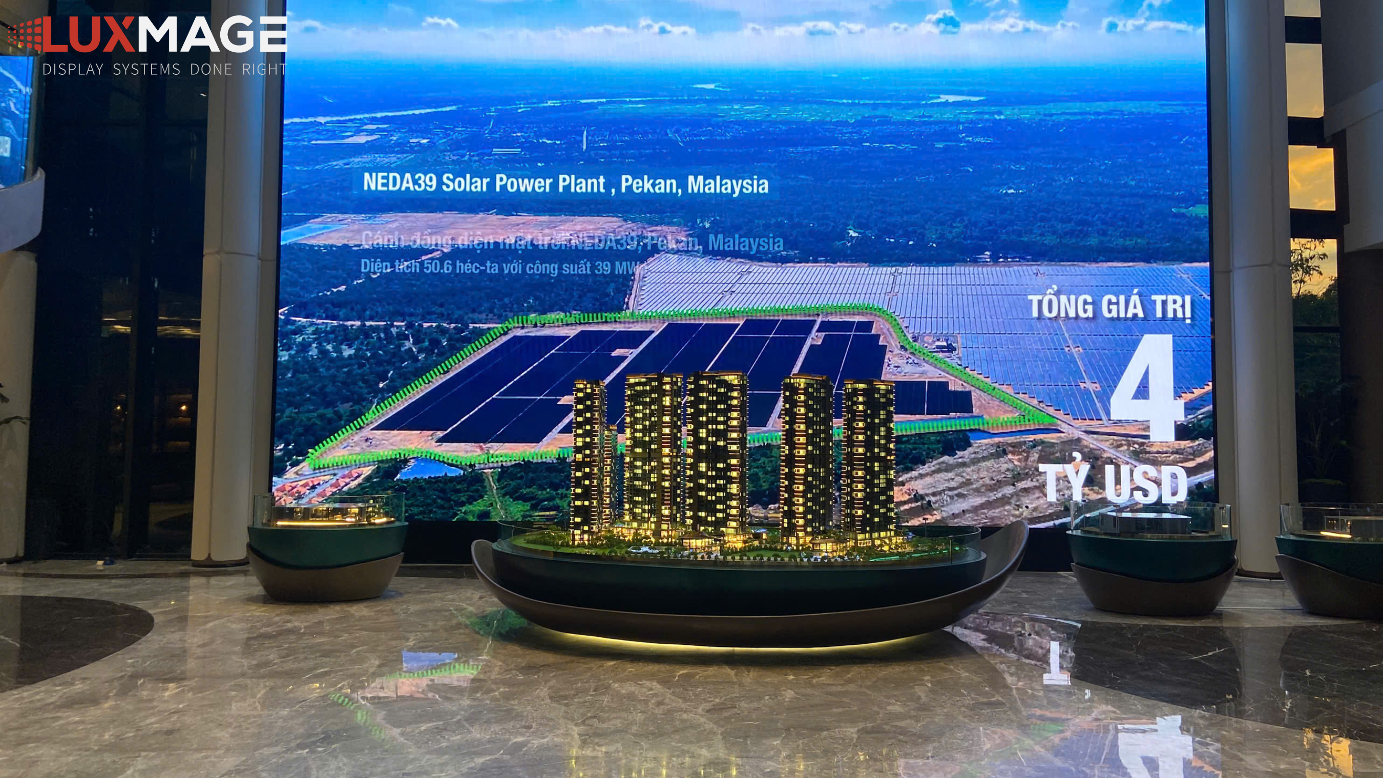 Màn hình LED showroom bất động sản hiển thị masterplan dự án chi tiết tại nhà mẫu