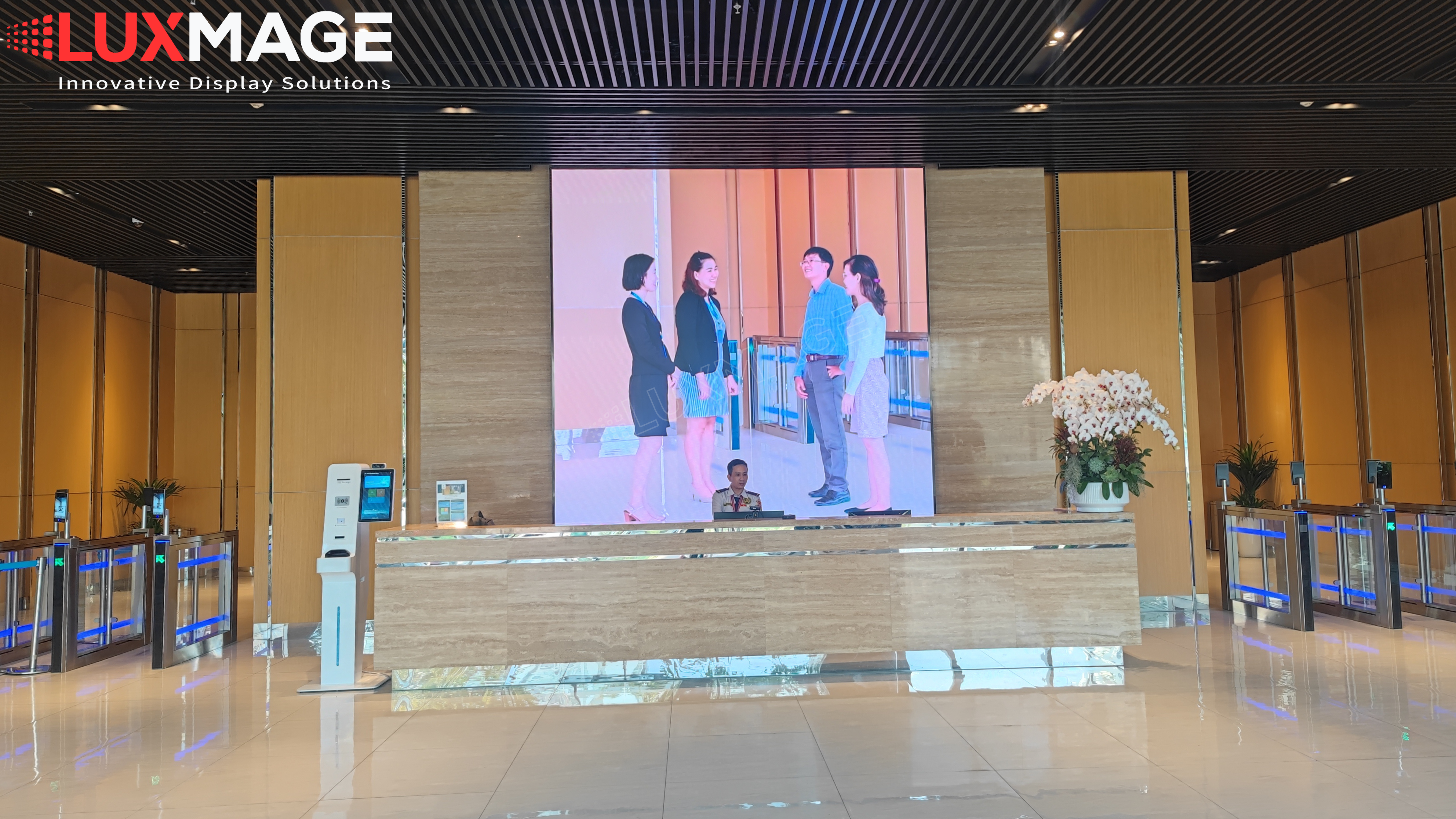 Màn hình COB indoor P1.53 cho chất lượng tương đương TV 4K, không lộ hạt khi đứng gần.