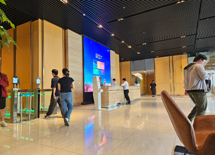 Màn hình LED trong nhà Luxmage lắp đặt tại showroom cao cấp
