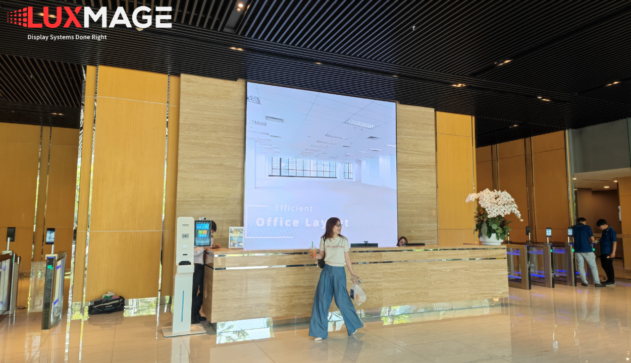 Ứng dụng màn hình LED COB trong hệ thống kỹ thuật số showroom tại sảnh tòa nhà.