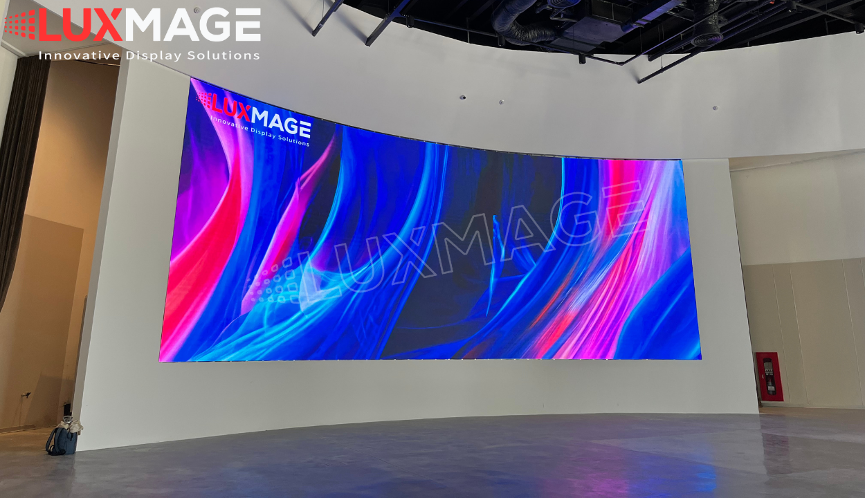 Màn hình LED cong SMD tạo không gian panorama linh hoạt cho showroom IMMERSIVE.