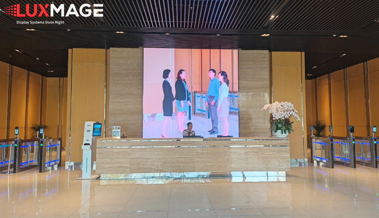 Màn hình LED COB trong nhà ứng dụng cho sảnh tòa nhà văn phòng hiện đại.