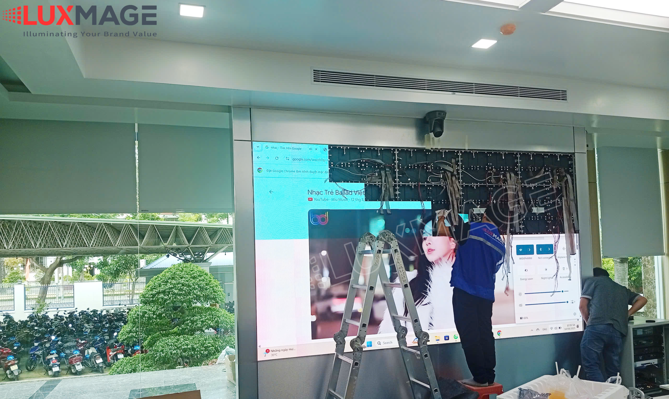 kỹ thuật Luxmage đang tiến hành thi công và lắp đặt màn hình LED COB P1.86