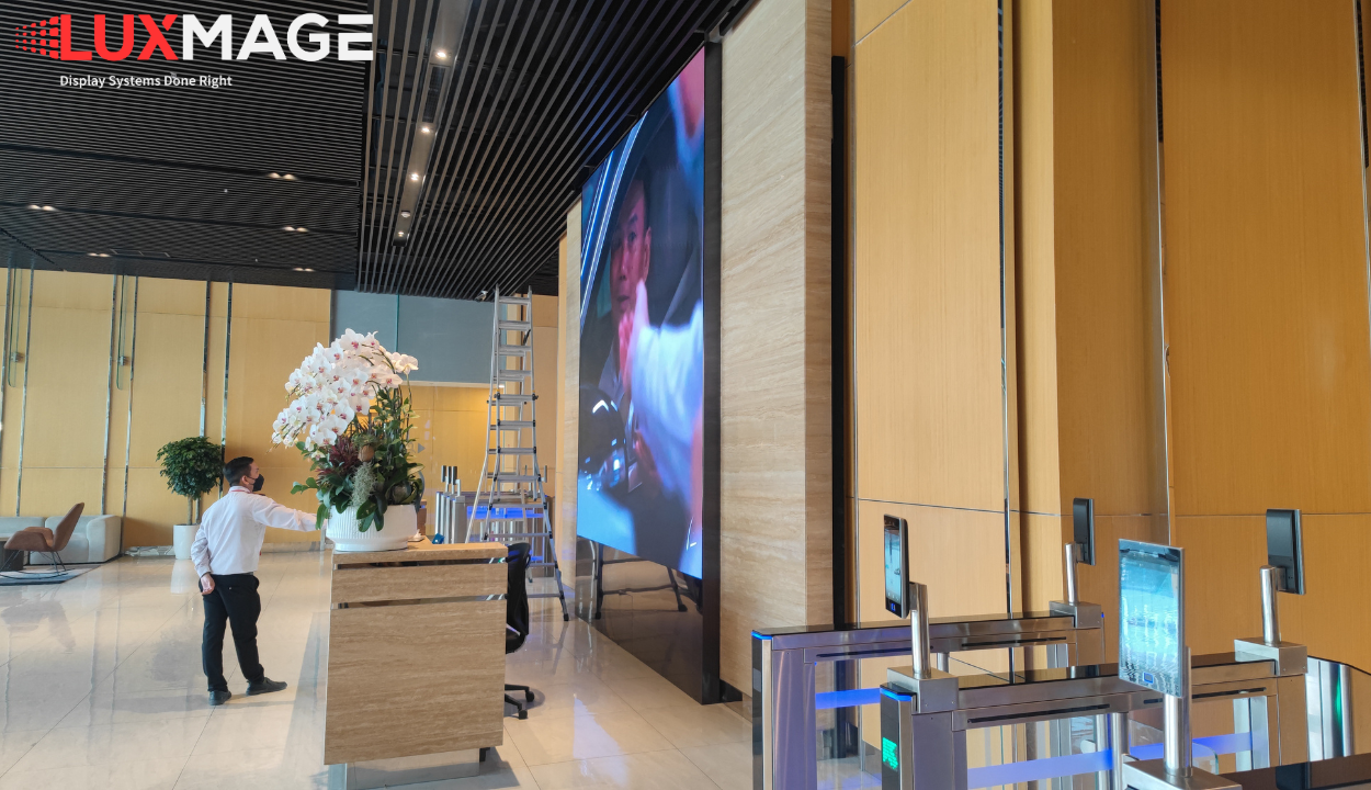 Giải pháp màn hình LED COB cho sảnh lễ tân doanh nghiệp, hiển thị thương hiệu chuyên nghiệp.