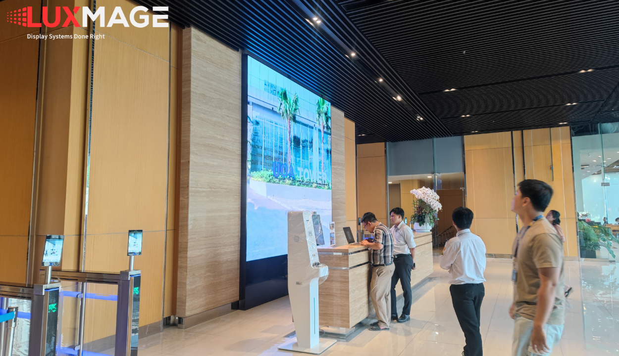 Màn hình LED COB trong nhà lắp đặt tại sảnh tòa nhà, mang lại hình ảnh sắc nét và thẩm mỹ cao.