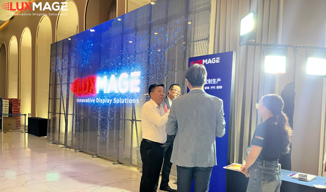 màn hình LED trong suốt  tại các triển lãm thương mại, sự kiện ra mắt sản phẩm, showroom ô tô, cửa hàng cao cấp, nơi cần sự sang trọng, hiện đại và tạo điểm nhấn thị giác.