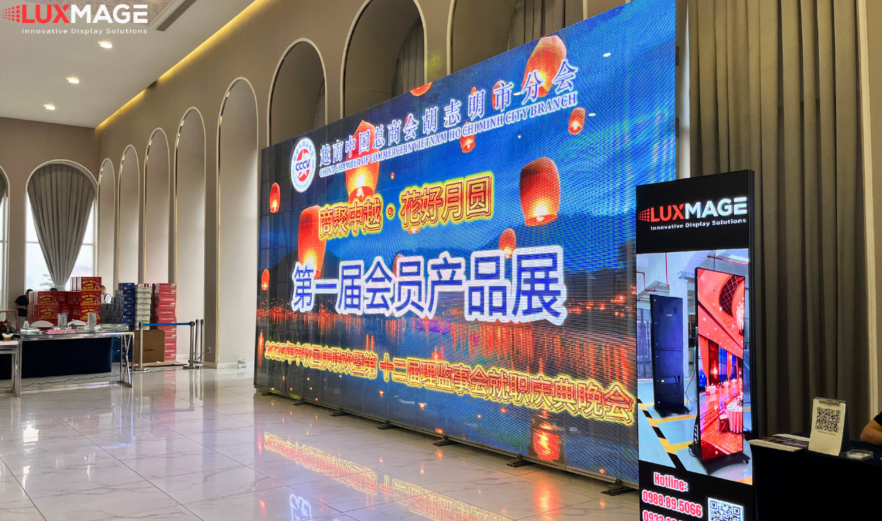 màn hình LED trong suốt  tại các triển lãm thương mại, sự kiện ra mắt sản phẩm, showroom ô tô, cửa hàng cao cấp, nơi cần sự sang trọng, hiện đại và tạo điểm nhấn thị giác.