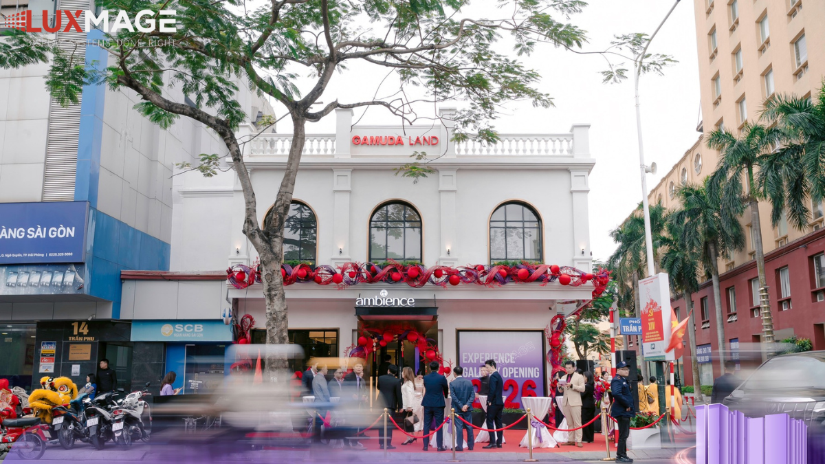 Màn hình LED trong suốt P3.9 với độ sáng cao hiển thị nội dung rõ nét dưới ánh sáng mặt trời, thu hút khách hàng từ xa hiệu quả.