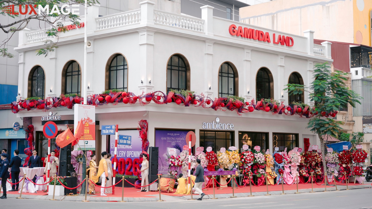 Toàn cảnh màn hình LED trong suốt P3.9 lắp đặt tại mặt tiền showroom