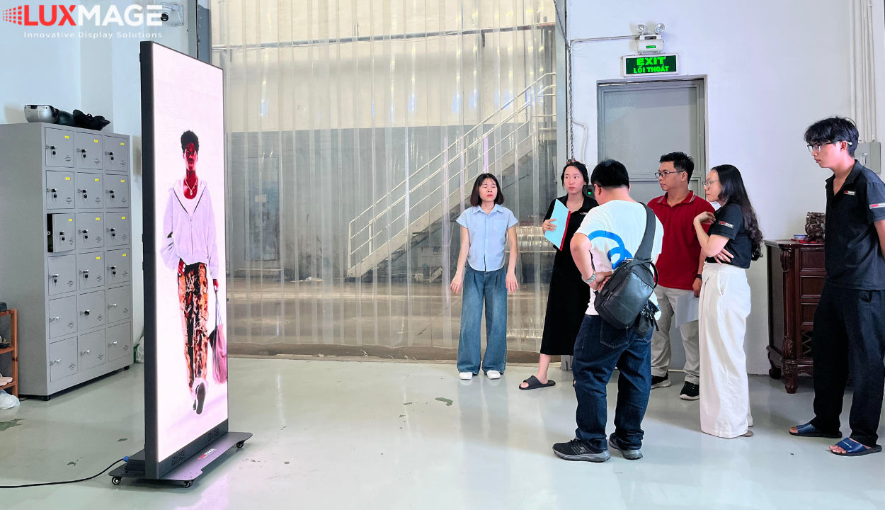 Màn hình LED chân đứng – thiết kế sang trọng, hiển thị ấn tượng