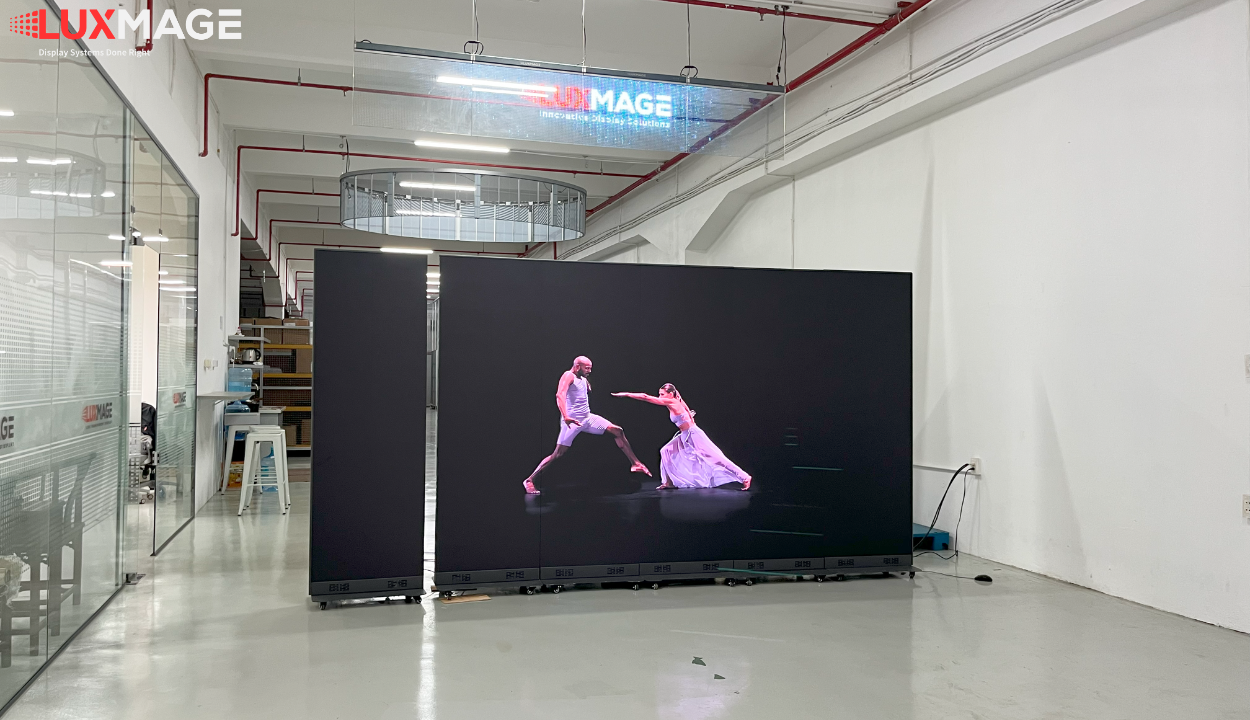 Màn hình LED chân đứng P1.86 giúp cửa hàng thu hút khách hàng vãng lai hiệu quả