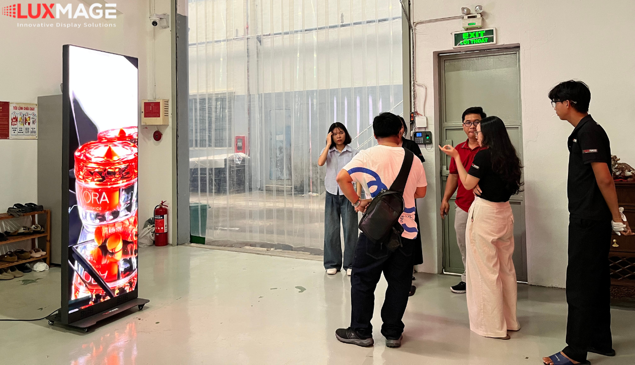 Màn Hình Quảng Cáo Chân Đứng, Màn Hình LED Poster & Màn Hình LED Chân Đứng – Giải Pháp Toàn Diện 2025